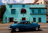 Küba'daki Mavi Araba - Kanvas Tablo thumbnail 1