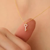 925 Ayar Gümüş Kalp Detay Taşlı Minimal Anahtar Kolye - CNS00139 thumbnail 1