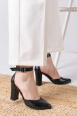 Lole Topuklu Siyah Cilt Timsah Deri Detaylı Topuklu Ayakkabı thumbnail 1