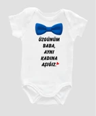 Erkek Bebek Üzgünüm Baba Aynı Kadına Aşığız Yazılı Beyaz Bebek Body Zıbın Bebek Badi ZBN004 - 1