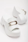 Platform TabanTümyüz Toka Taşlı Cilt Beyaz Kadın Dolgu Topuk Terlik thumbnail 1