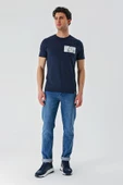 Koyu Lacivert Baskılı Bez Ayağı Bisiklet Yaka Cepli %100 Pamuk Slim Fit Dar Kesim Tişört 1011240180 thumbnail 2