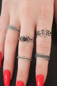 Gümüş Renk Lotus Model Siyah Kristal Taş Detay Bayan Yüzük Kombin thumbnail 2