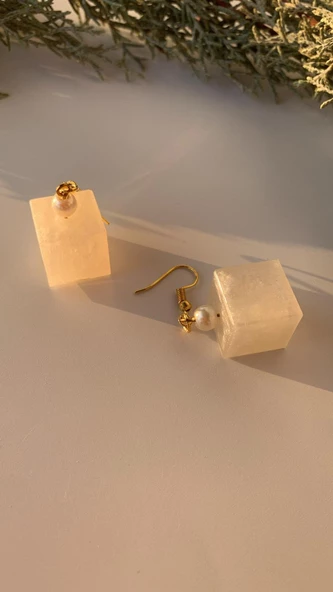 Parlak Beyaz Sedefli Renkli Simli Gold Aksesuarlı Küp Şekil Küpe El Yapımı Epoksi Hediyelik - Resim 5