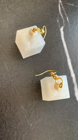 Parlak Beyaz Sedefli Renkli Simli Gold Aksesuarlı Küp Şekil Küpe El Yapımı Epoksi Hediyelik - Resim 4