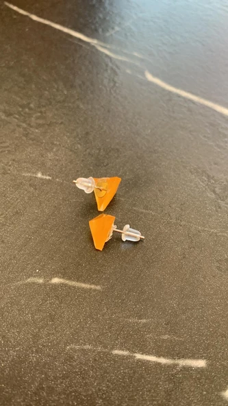 Parlak Turuncu Renkli Simli Gümüş Aksesuarlı Üçgen Elmas Şekil Küpe El Yapımı Epoksi - Resim 8