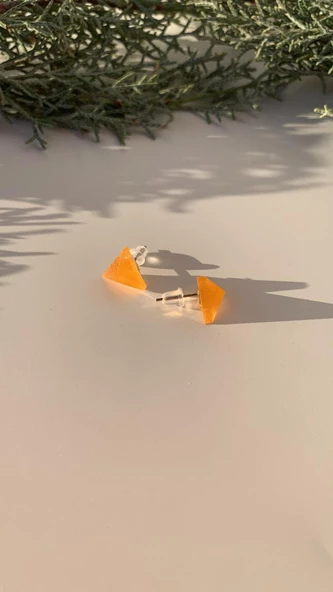 Parlak Turuncu Renkli Simli Gümüş Aksesuarlı Üçgen Elmas Şekil Küpe El Yapımı Epoksi - Resim 5