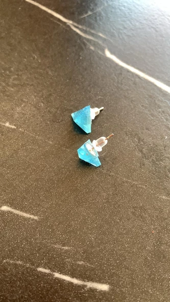 Parlak Deniz Mavi Renkli Glitterli Gümüş Aksesuarlı Üçgen Elmas Şekil Küpe El Yapımı Epoksi - Resim 4