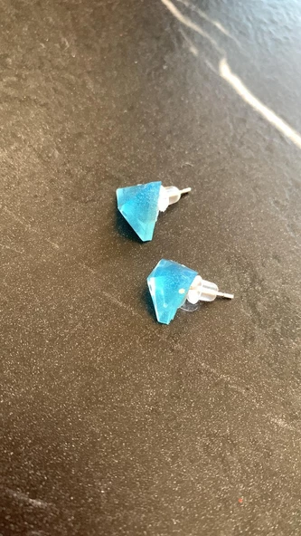 Parlak Deniz Mavi Renkli Glitterli Gümüş Aksesuarlı Üçgen Elmas Şekil Küpe El Yapımı Epoksi - Resim 8