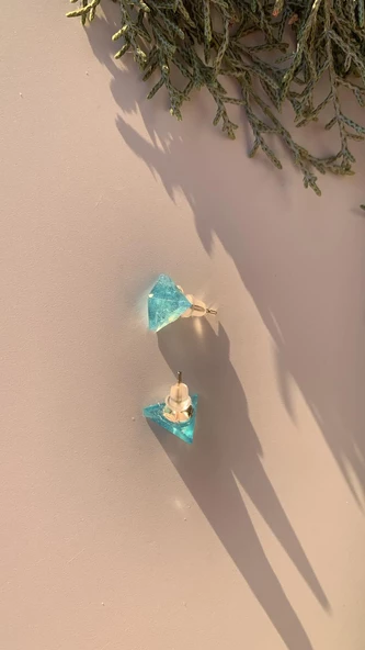 Parlak Deniz Mavi Renkli Glitterli Gümüş Aksesuarlı Üçgen Elmas Şekil Küpe El Yapımı Epoksi - Resim 3