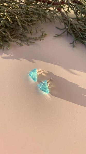 Parlak Deniz Mavi Renkli Glitterli Gümüş Aksesuarlı Üçgen Elmas Şekil Küpe El Yapımı Epoksi - Resim 7