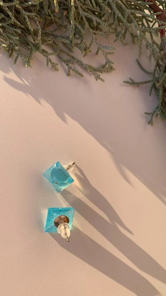 Parlak Deniz Mavi Renkli Glitterli Gümüş Aksesuarlı Kare Elmas Şekil Küpe El Yapımı Epoksi