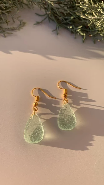 Tırtıklı Kristal Desenli Mint Yeşili Renk Gold Aksesuarlı Damla Şekil Epoksi Küpe El Yapımı