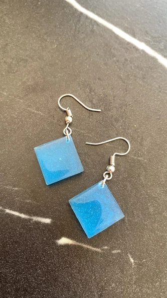 Parlak Okyanus Mavisi Renk Karo Şekil Gümüş Aksesuarlı Epoksi Küpe El Yapımı Hediyelik - Resim 2