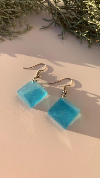 Parlak Okyanus Mavisi Renk Karo Şekil Gümüş Aksesuarlı Epoksi Küpe El Yapımı Hediyelik ürün görseli