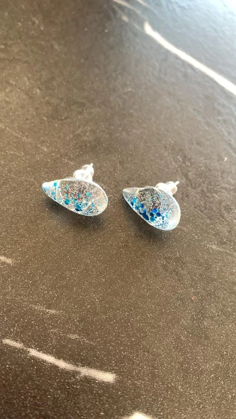 Şeffaf Epoksi İçerisine Mavi Glitter Süslemeli Gümüş Aksesuarlı Damla Şekil Epoksi Küpe El Yapımı - Resim 2