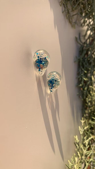 Şeffaf Epoksi İçerisine Mavi Glitter Süslemeli Gümüş Aksesuarlı Damla Şekil Epoksi Küpe El Yapımı - Resim 7