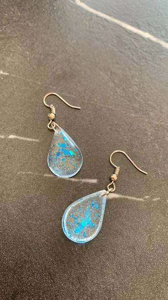 Şeffaf Epoksi İçine Mavi Glitter Süslemeli Gümüş Aksesuarlı Orta Damla Şekil Epoksi Küpe El Yapımı - 6