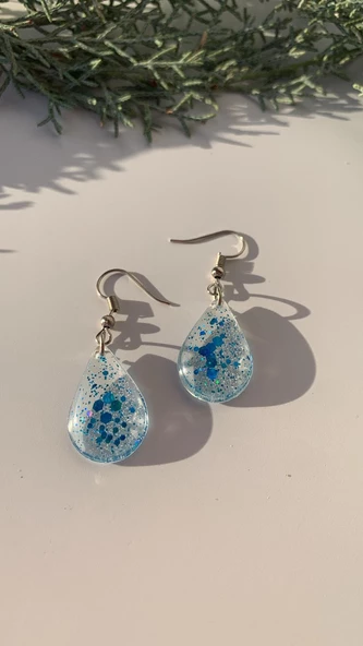 Şeffaf Epoksi İçine Mavi Glitter Süslemeli Gümüş Aksesuarlı Orta Damla Şekil Epoksi Küpe El Yapımı