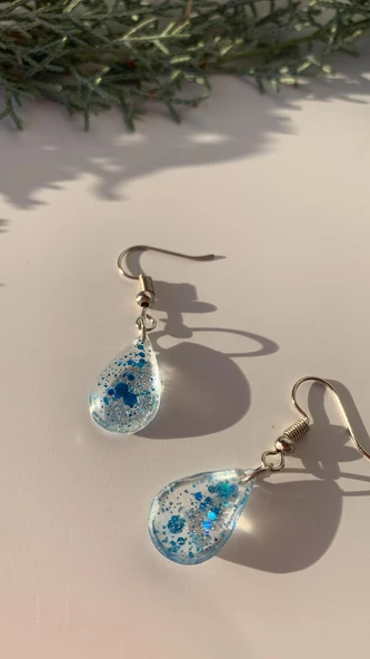 Şeffaf Epoksi İçine Mavi Glitter Süslemeli Gümüş Aksesuarlı Orta Damla Şekil Epoksi Küpe El Yapımı - 3