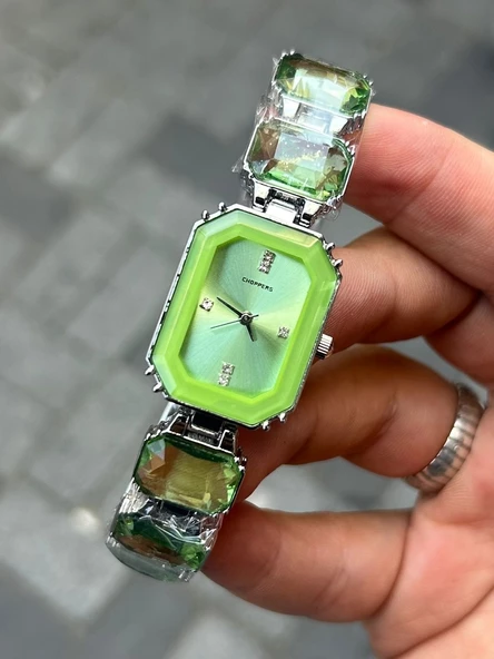 Parlak Yeşil Şıklığı: Choppers Kare Kesim Kadın Çelik Kol Saati