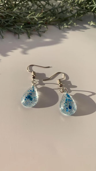Şeffaf Epoksi İçine Mavi Glitter Süslemeli Gümüş Aksesuarlı Küçük Damla Şekil Küpe El Yapımı - Resim 3