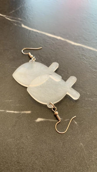 Parlak Beyaz Sedef Renkli Simli Gümüş Aksesuarlı Balık Şekil Küpe El Yapımı Epoksi Hediyelik - Resim 6