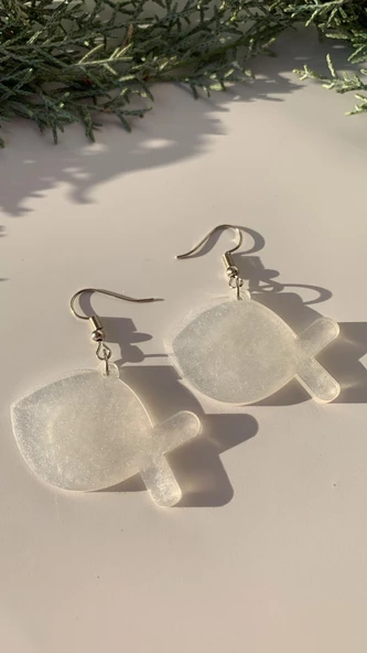 Parlak Beyaz Sedef Renkli Simli Gümüş Aksesuarlı Balık Şekil Küpe El Yapımı Epoksi Hediyelik - Resim 5