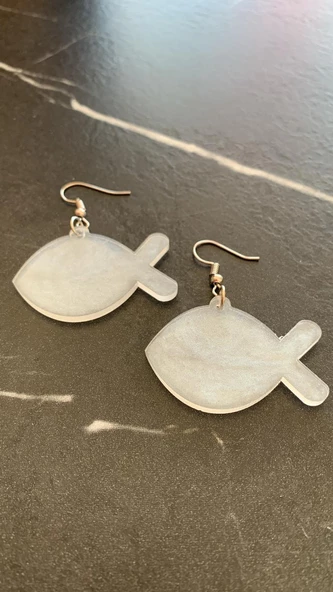 Parlak Beyaz Sedef Renkli Simli Gümüş Aksesuarlı Balık Şekil Küpe El Yapımı Epoksi Hediyelik - Resim 4