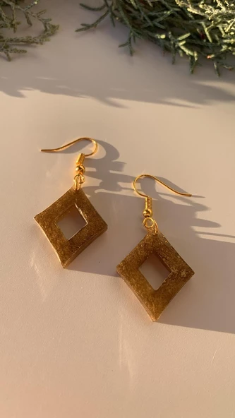 Gold Renk Simli Gold Aksesuarlı Karo İçi Boş Şekil Epoksi Küpe 4.5 Cm El Yapımı Hediyelik - Resim 3