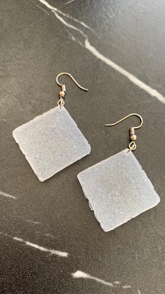 Tırtıklı Kristal Desenli Sedefli Beyaz Renk Gümüş Aksesuarlı Büyük Kare Şekil Epoksi Küpe El Yapımı - Resim 4