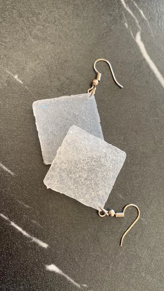 Tırtıklı Kristal Desenli Sedefli Beyaz Renk Gümüş Aksesuarlı Büyük Kare Şekil Epoksi Küpe El Yapımı - Resim 2