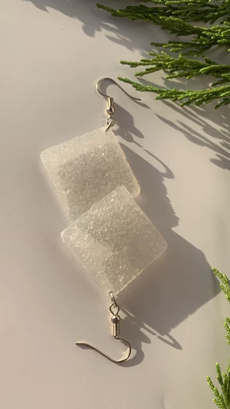 Tırtıklı Kristal Desenli Sedefli Beyaz Renk Gümüş Aksesuarlı Büyük Kare Şekil Epoksi Küpe El Yapımı - Resim 3