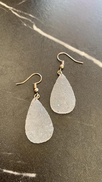 Tırtıklı Kristal Desenli Sedefli Beyaz Renk Gümüş Aksesuarlı Küçük Damla Şekil Epoksi Küpe El Yapımı - 4