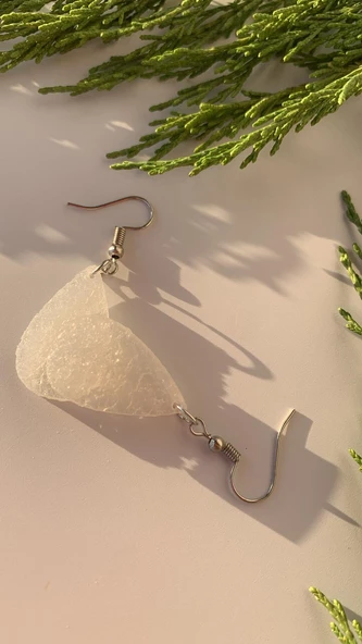 Tırtıklı Kristal Desenli Sedefli Beyaz Renk Gümüş Aksesuarlı Küçük Damla Şekil Epoksi Küpe El Yapımı - 3