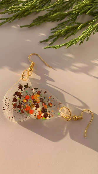 Şeffaf Epoksi İçine Renkli Glitter Süsleme Gümüş Aksesuarlı Damla Şekil Epoksi Küpe El Yapımı ürün görseli