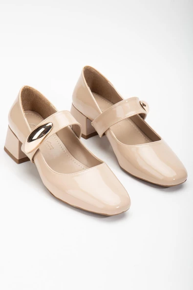 Büyük Numara Rugan Kalın Baret Metal Aksesuar Ten Kadın Kısa Topuklu Ayakkabı ürün görseli