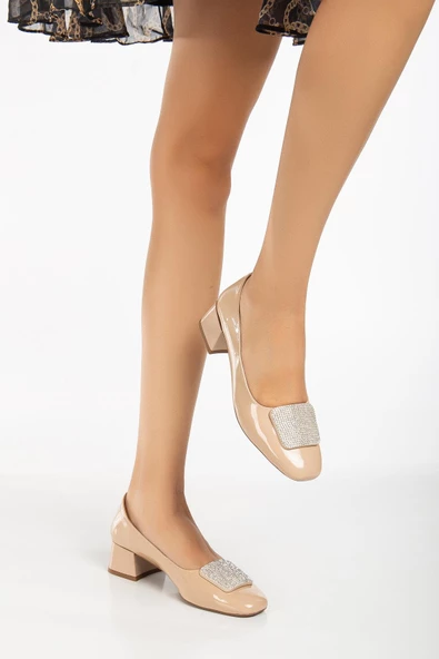 Büyük Numara Rugan Kare Taşlı Ten Kadın Kısa Topuklu Ayakkabı - Resim 2