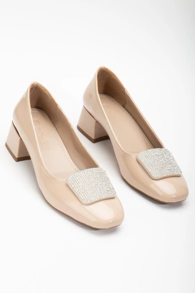 Büyük Numara Rugan Kare Taşlı Ten Kadın Kısa Topuklu Ayakkabı ürün görseli