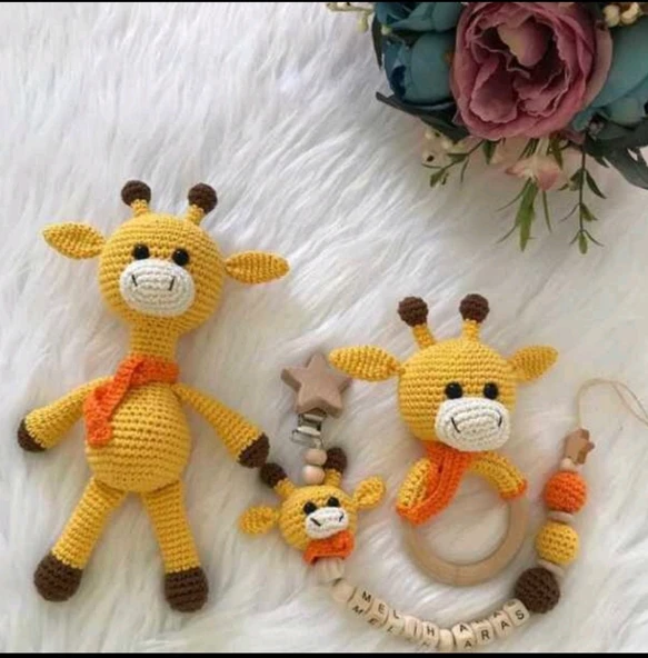 Amigurumi minik zürafa uyku arkadaşı ve çıngırak seti oyuncak