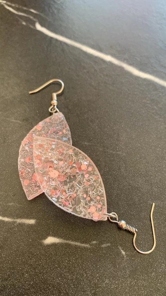 Şeffaf Epoksi İçine Pembe Glitter Süsleme Kristal Desen Elips Şekil Gümüş Aksesuarlı Küpe El Yapımı - Resim 2