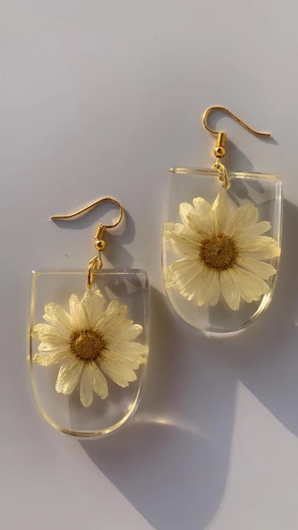 Kurutulmuş Sarı Papatya İle Süslenmiş Oval Çerçeve Şekil Küpe Gold Aksesuarlı Epoksi El Yapımı