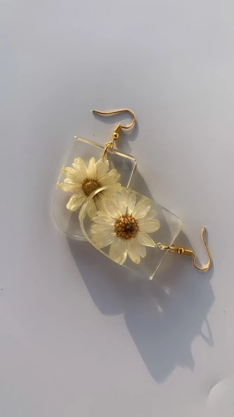 Kurutulmuş Sarı Papatya İle Süslenmiş Oval Çerçeve Şekil Küpe Gold Aksesuarlı Epoksi El Yapımı - 3