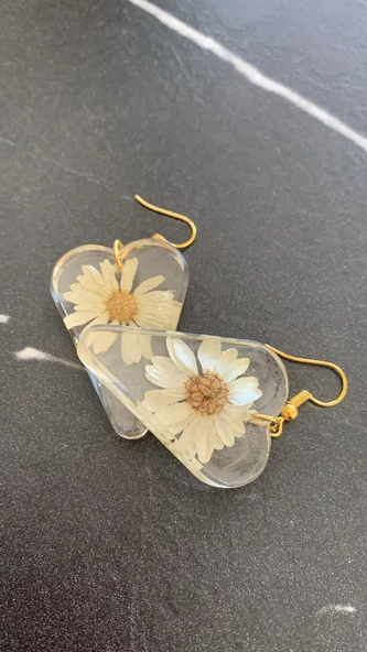 Kurutulmuş Sarı Papatya İle Süslenmiş Kalp Şekil Küpe Gold Aksesuarlı Epoksi El Yapımı - 8