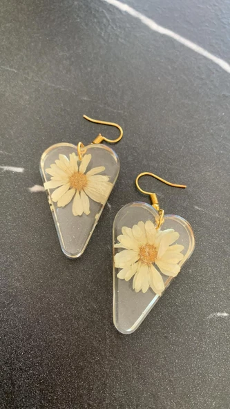 Kurutulmuş Sarı Papatya İle Süslenmiş Kalp Şekil Küpe Gold Aksesuarlı Epoksi El Yapımı - 2