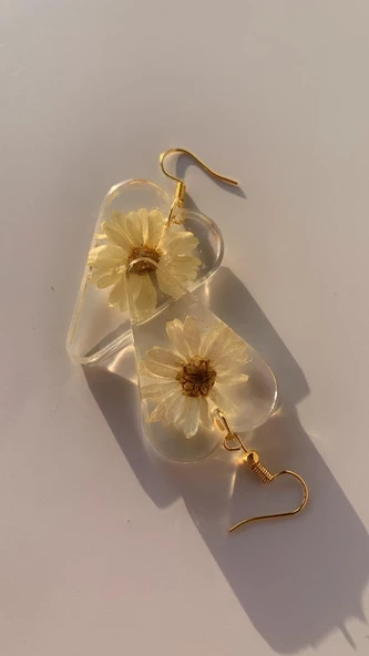 Kurutulmuş Sarı Papatya İle Süslenmiş Kalp Şekil Küpe Gold Aksesuarlı Epoksi El Yapımı - 3