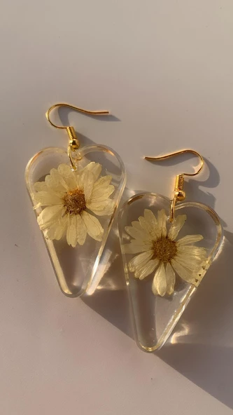 Kurutulmuş Sarı Papatya İle Süslenmiş Kalp Şekil Küpe Gold Aksesuarlı Epoksi El Yapımı - 7