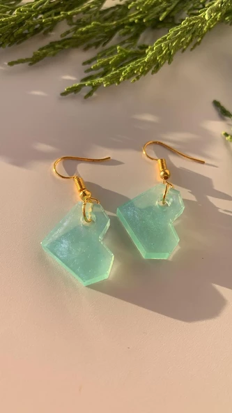 Parlak Mint Yeşili Renk Kalp Şekil Gold Aksesuarlı Epoksi Küpe El Yapımı Hediyelik - Resim 7