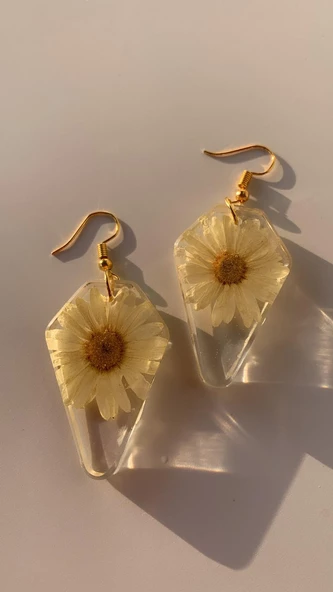 Kurutulmuş Sarı Papatya İle Süslenmiş Beşgen Şekil Küpe Gold Aksesuarlı Epoksi El Yapımı - Resim 7