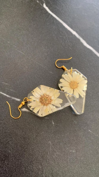 Kurutulmuş Sarı Papatya İle Süslenmiş Beşgen Şekil Küpe Gold Aksesuarlı Epoksi El Yapımı - Resim 4